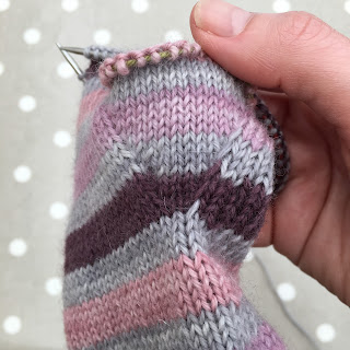 Thumb gusset on knitted mitten