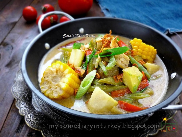 Indonesian mix vegetables cook in coconut milk / Resep Sayur Lodeh. #sayurlodeh #Indonesianfood #coconutmilk #vegetariancurry #tofu #tempeh #vegancurryrecipe