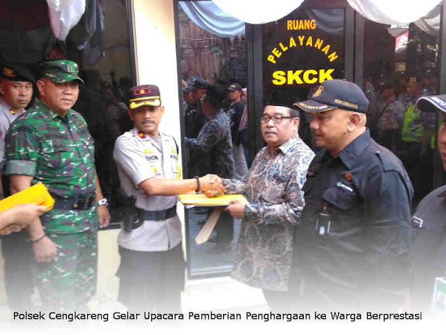 Polsek Cengkareng Gelar Upacara Pemberian Penghargaan ke Warga Berprestasi Polsek Cengkareng Gelar Upacara Pemberian Penghargaan ke Warga Berprestasi