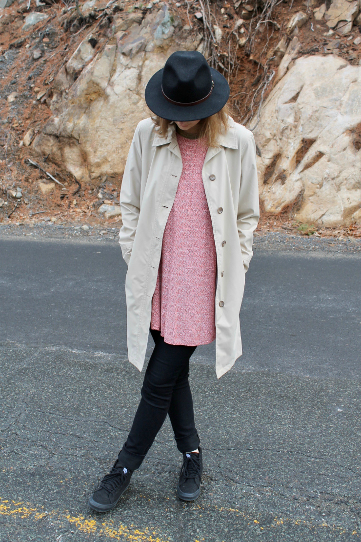 Classic trench coat, tunic, black skinny jeans and high tops Vans #ootd