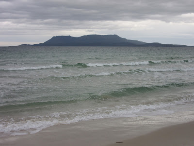 Vistas de la isla María desde la playa de Orford, en Tasmania Vistas de la isla María desde la playa de Orford, en Tasmania