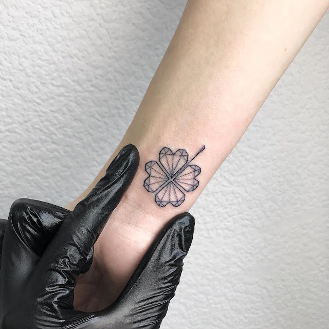 tatuagens femininas de trevo de quatro folhas tatuagens femininas de trevo de quatro folhas