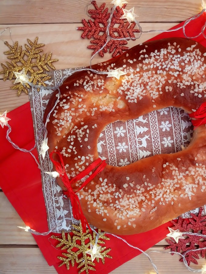 Roscón de Reyes con aceite de oliva virgen extra. Receta tradicional navideña. Masas, levados, agua de azahar, AOVE, hecho en casa, reyes magos, ilusión, receta sencilla. Desayuno, merienda, postre.