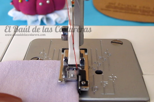 Coser telas elásticas con el prensatelas para bordes sobrehilados falso overlock costura