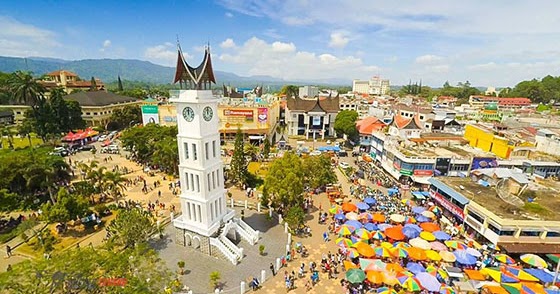 Inilah Alasan Wisatawan Suka Berlama lama di Jam Gadang