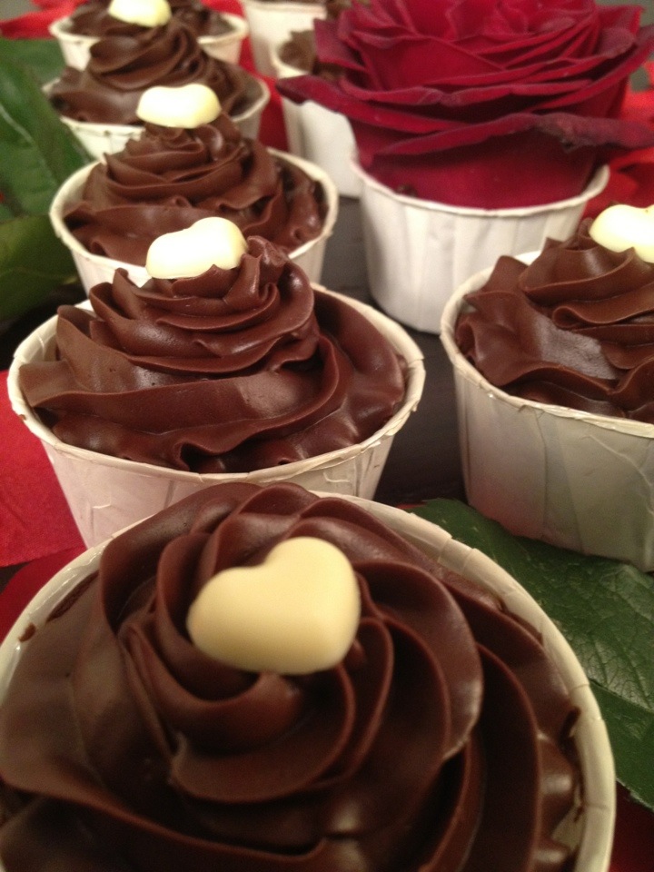 basias feinschmekka: schokoladen cupcakes mit schokoladen – trüffel – creme