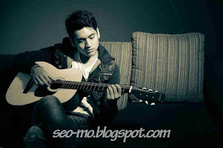 Foto Giorgino Abraham sedang bermain Gitar Foto Giorgino Abraham sedang bermain Gitar