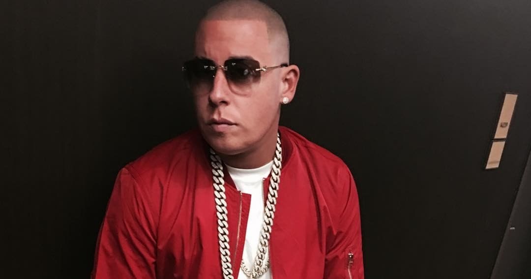 Cosculluela se molesta con un hombre que llevaba un perro en el ...