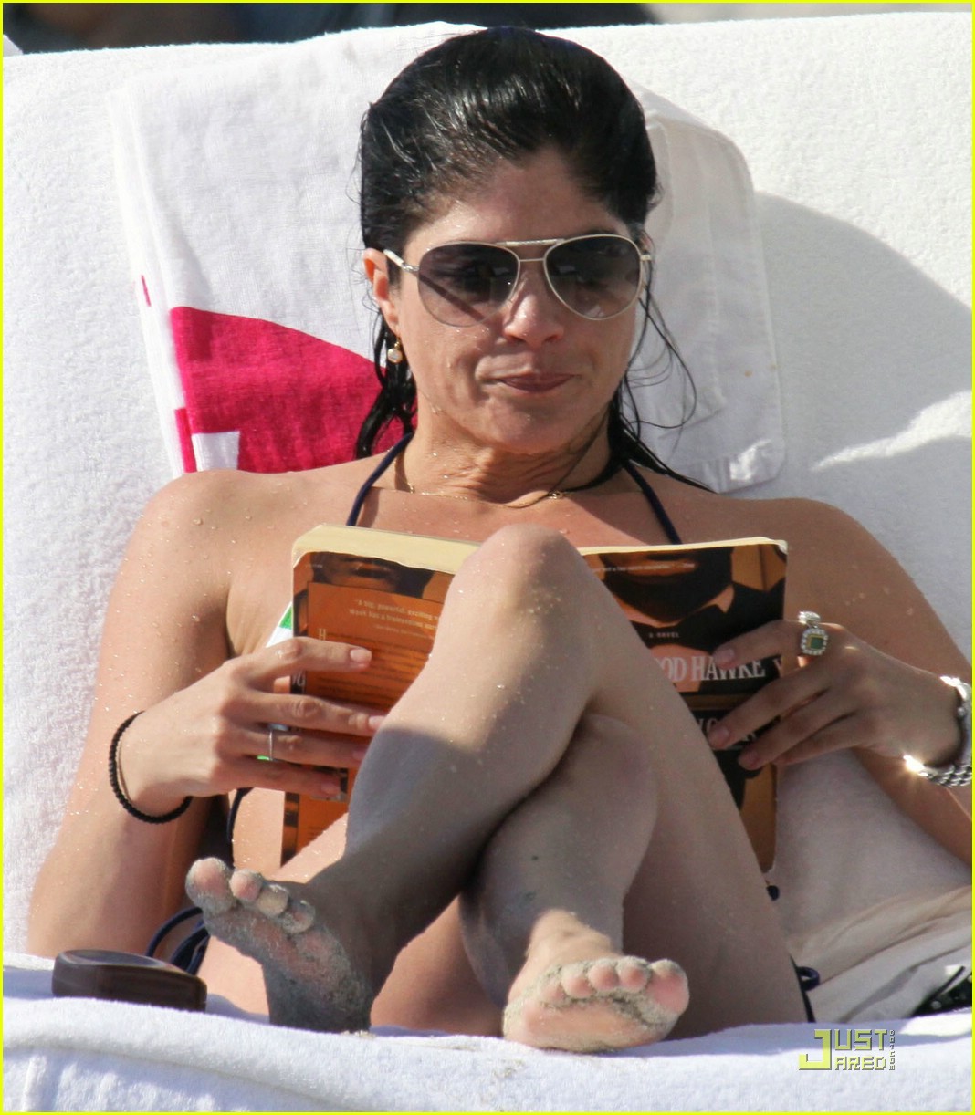 http://4.bp.blogspot.com/-vzIuMeQVccw/Tk_EsnYRlQI/AAAAAAAAMEM/P_fRBgCR_64/s1600/selma-blair-mikey-day-beach-11.jpg