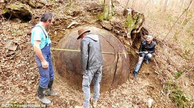 El arqueólogo (centro de la foto) cree que su descubrimiento en Bosnia demuestra que en Europa existió una civilización que poseía tecnología avanzada, hace más de 1.500 años.