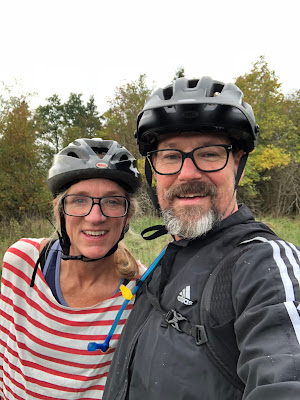 Selfie på Lotta och Kennet under en cykeltur på Kinnekulle