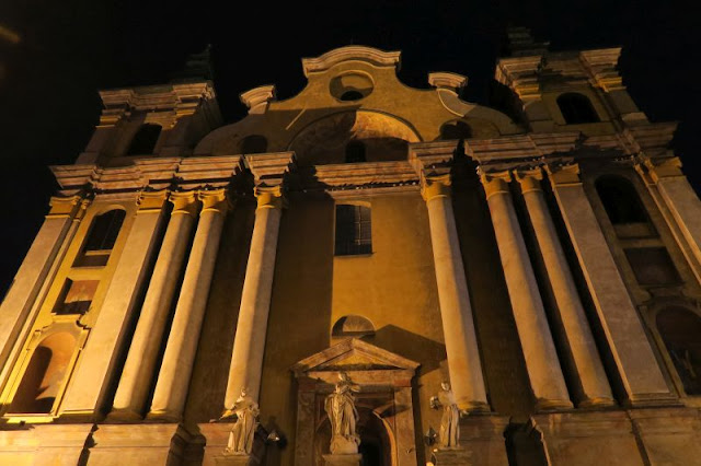 widok nocny na oświetlony kościół w Przemyślu