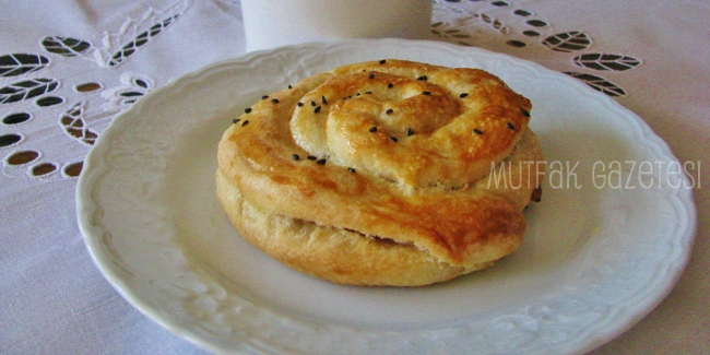 Milföy hamuru ile patlıcanlı gül böreği