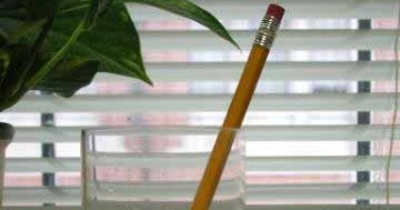 Kenapa Pensil Tampak Patah Dalam Gelas Berisi Air Ini Dia 