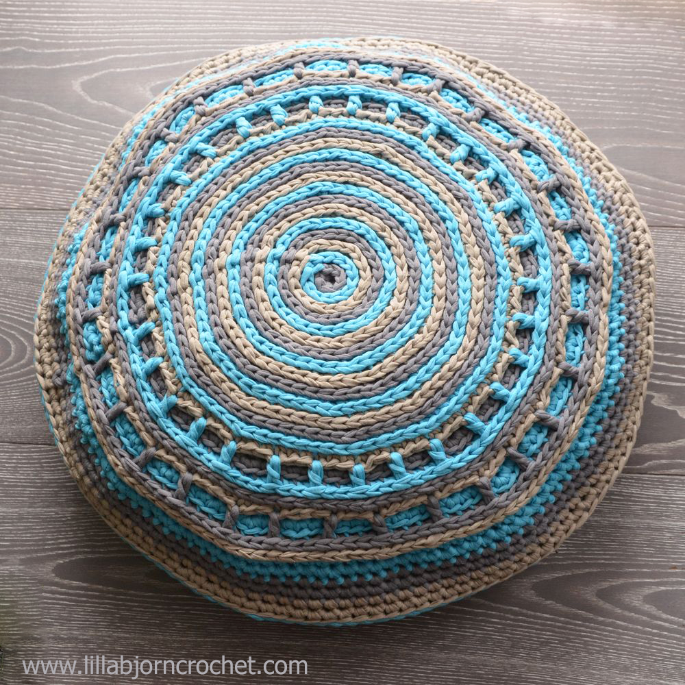 UFO crochet pillow made with Camel stitch. Original design by Lilla Bjorn