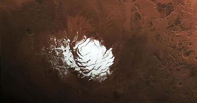 Usando um instrumento de radar da Agência Especial Europeia (ESA) em órbita, cientistas italianos descobriram o que parece ser um lago repousando abaixo de camadas de gelo e poeira na região polar sul de Marte.