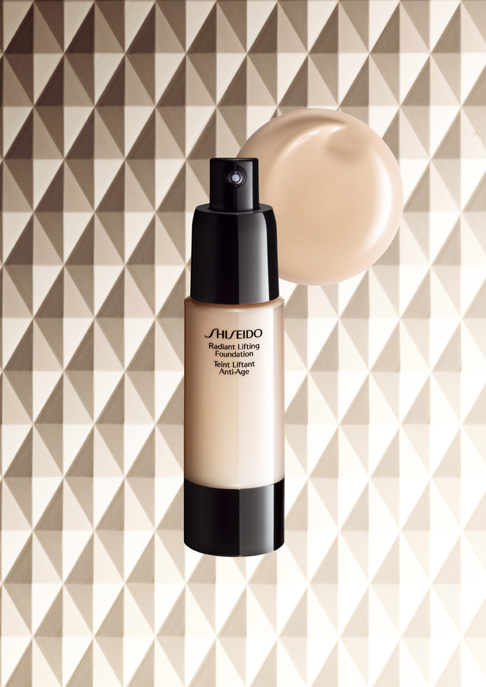 Shiseido skin radiant lifting. Тональный крем Shiseido Radiant. Шисейдо Radiant Lifting Foundation. Shiseido Lifting тональный крем. Тональный крем Shiseido Radiant Lifting оттенки.