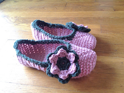 The Life Artistic: Crochet Flower Slippers