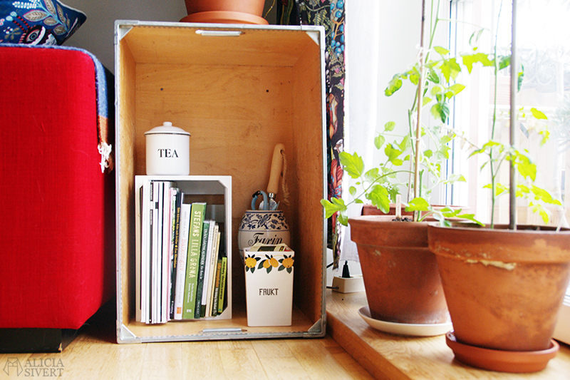 Trädgårdsböcker, foto av Alicia Sivertsson. / Gardening books, photo by Alicia Sivertsson. aliciasivert alicia sivert sivertsson balkong balkongodling odling odla på i kruka krukor uteplats inspiration inredning inreda loppis begagnat loppisfynd billigt gratis plantering plantera så växter tomat paprika chili morötter morot majrova majrovor hink balcony inspiration second hand stockholm utsikt tak takåsar förvaring böcker bok trädgård trädgårdsböcker magasin frön redskap träback