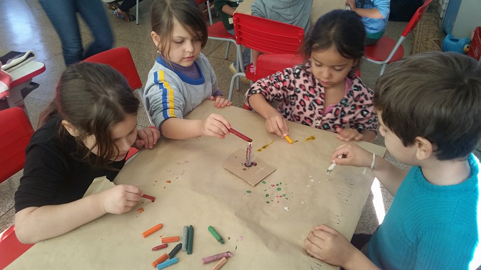 Pibid Pedagogia UEMS Dourados Pintura com giz de cera derretido...o que aprendem as crianças?