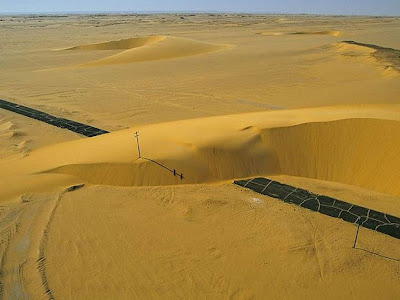 Estrada devastada pelas dunas, Egito 