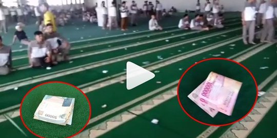 Uang Ratusan Ribu Berserakan di Karpet Masjid, Jamaahnya...