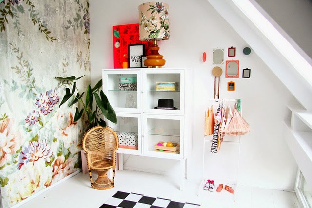 habitacion-mural-flores-silla-mimbre