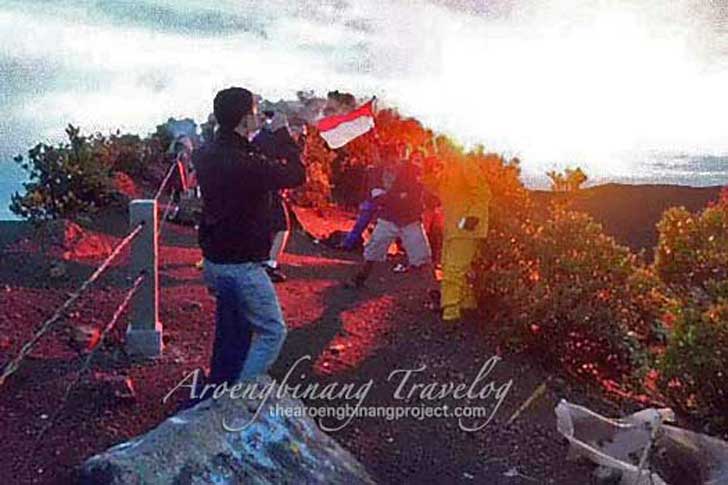 pendakian puncak gunung gede