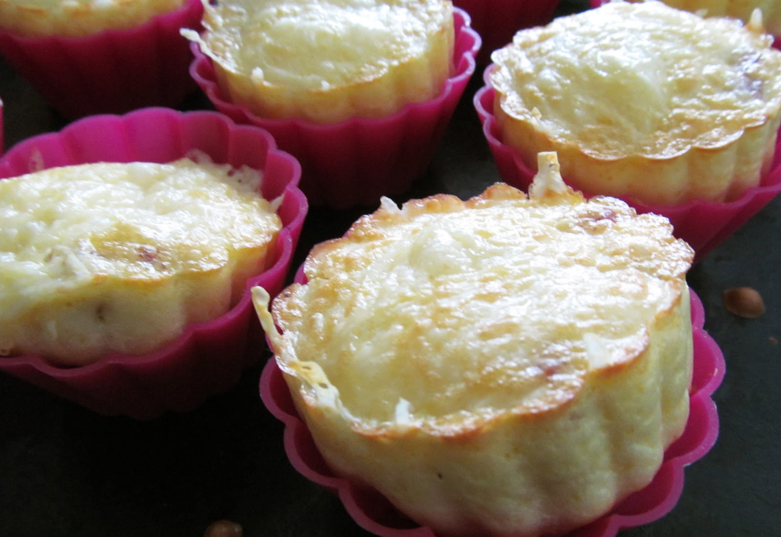 омлет с колбасой в духовке пышный и сыром. омлет в формочках для маффинов. омлет в формочках. омлет в формочках. яичные маффины со шпинатом.