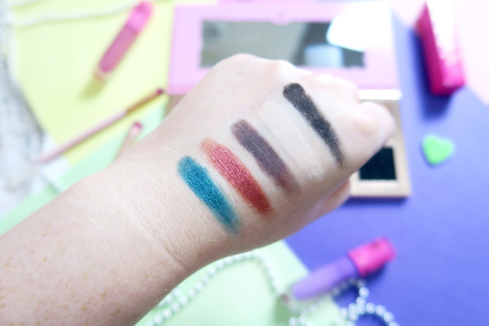 Jeffree Star Eyeshadows UK Swatches of Jeffree Star Beauty Killer Palette; From left to right: Expensive, Confession, Vanity, China White and Black Rainbow