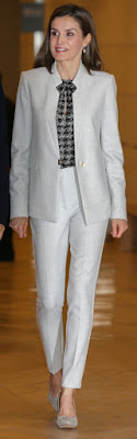Tailleur pantalon Hugo Boss / top Carolina Herrera / escarpins Magrit