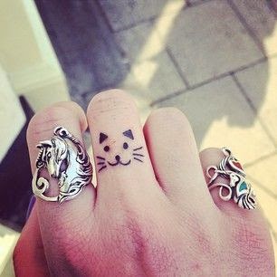 chica con los dedos tatuados 23