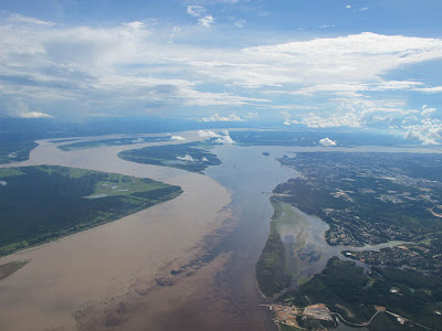 Pertemuan Sungai dan Rio Negro dan Solimoyns di Manaus, Brazil.  