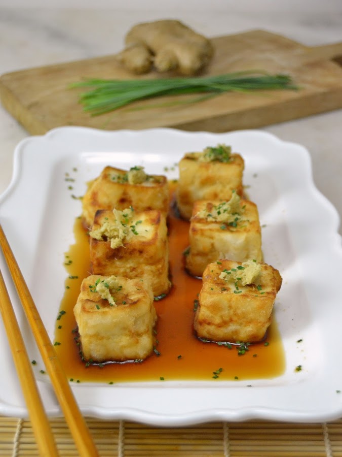 Tofu frito con salsa dashi. Receta japonesa
