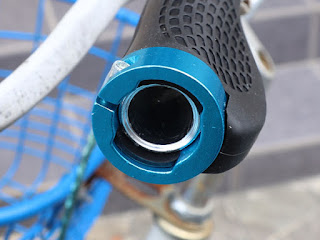 外側に5mmオフセットさせて取付けします。 マウンテンバイク サイクル 自転車用 ハンドル グリップ UJack (青(ブルー))