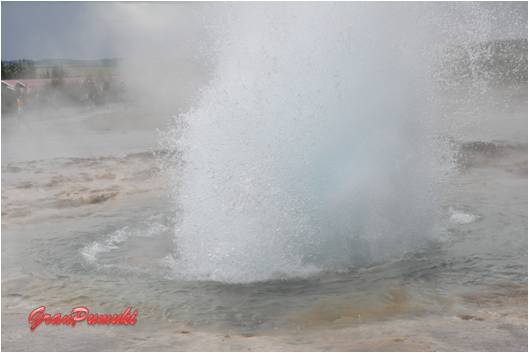 Blog de viajes con niños, Islandia Geiser Strokkur. Explosión de agua hirviendo que se produce con una alta frecuencia, cada 5 ó 10 minutos