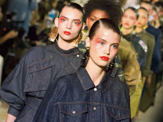   Ma dove vai sei il blush non ce l'hai..  E questa primavera è proprio il caso di dirlo.. perché la tendenza dalle passerelle è blush bomb.. ovvero blush esasperato, come macchie di colore applicato su guance e zigomi.. Tonalità shocking di chiara ispirazione anni '80. Da usare come ombretto per dare forza allo sguardo. Si stende dalla diagonale dello zigomo fino ad arrivare all'occhio.