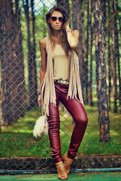 chaleco flecos pantalones burdeos