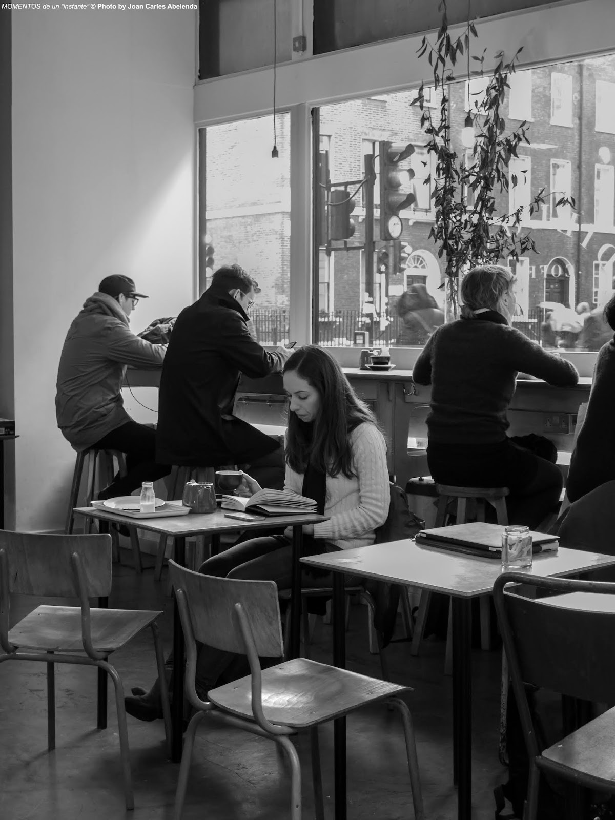 MOMENTOS de un "instante" London (Waterstones Coffee shopGower Street. Bloomsbury) The reader