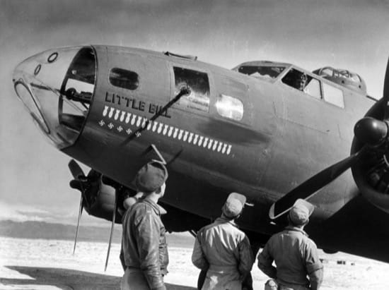 Antes de despegar. Las bombas pintadas indican las misiones en las que el avión ha participado y las esvásticas el número de enemigo derribados Antes de despegar. Las bombas pintadas indican las misiones en las que el avión ha participado y las esvásticas el número de enemigo derribados
