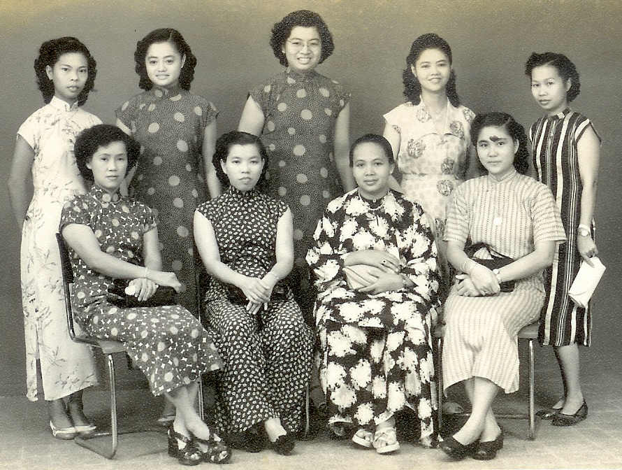 Mum+%255BStanding+2nd+from+Left%255D+and+friends+smartly+dressed+for+studio+photo.1950%2527s.jpg
