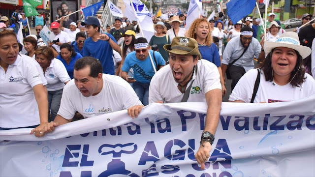 Miles de salvadoreños protestan contra la privatización del agua