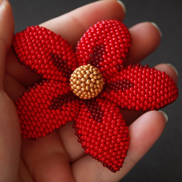 boncuktan yapılmış çiçek modeli