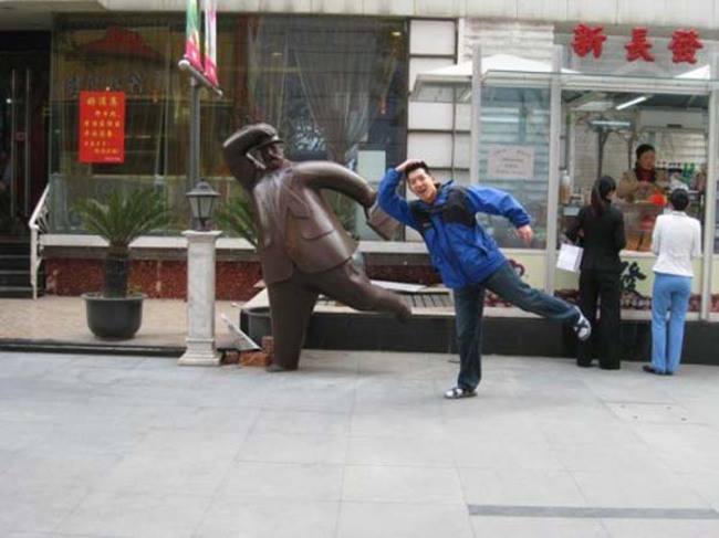 18-Kaneda-Funny-Photographs-with-Statues-and-Sculptures-www-designstack-co