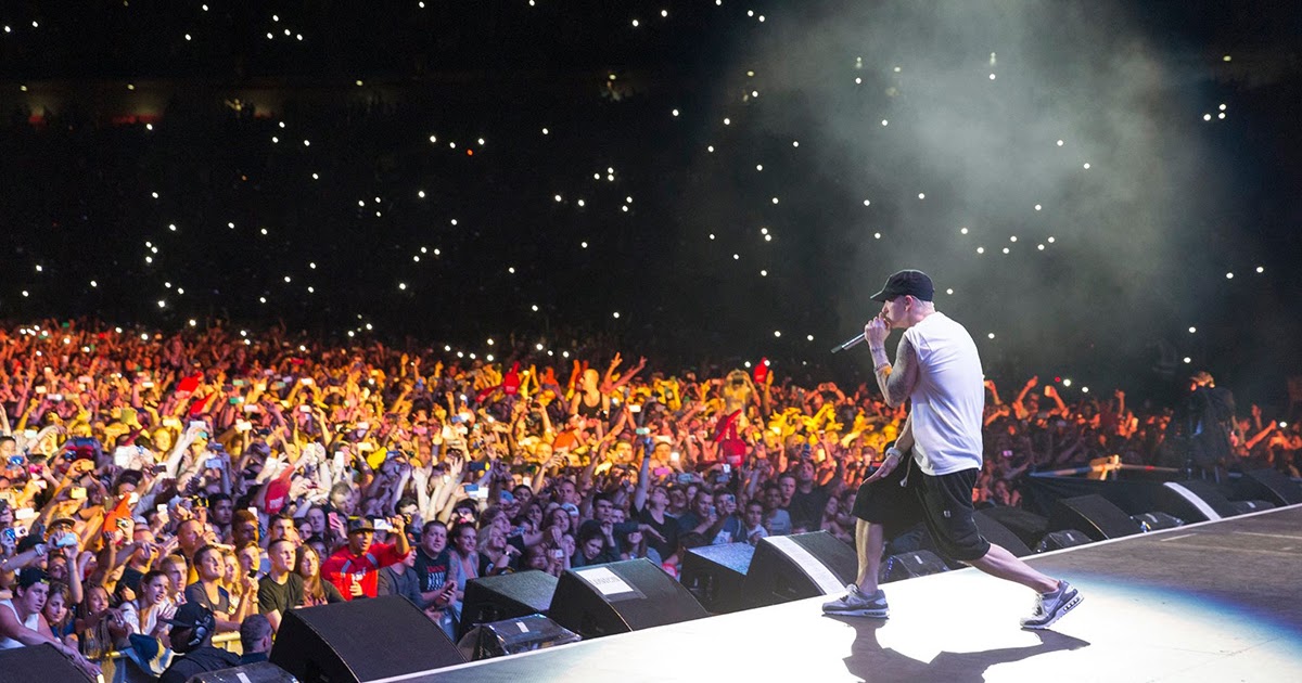 слова со сцены. вид со сцены. слова со сцены. зал бтс фанатов со сцены. слова со сцены.