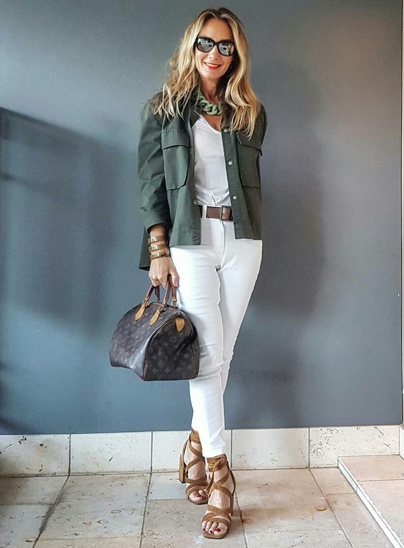 calça verde com blusa branca