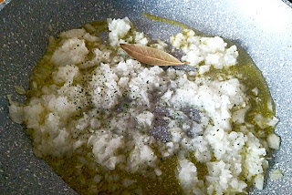 Cebolla picada con laurel para el sofrito de Ratatouille