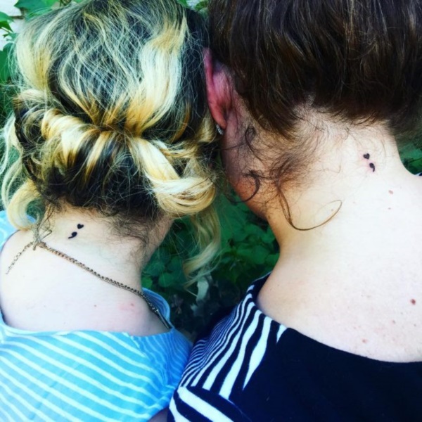 Tatuagens de ponto e virgula Tatuagens de ponto e virgula