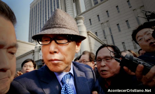 David Yonggi Cho saliendo del juzgado