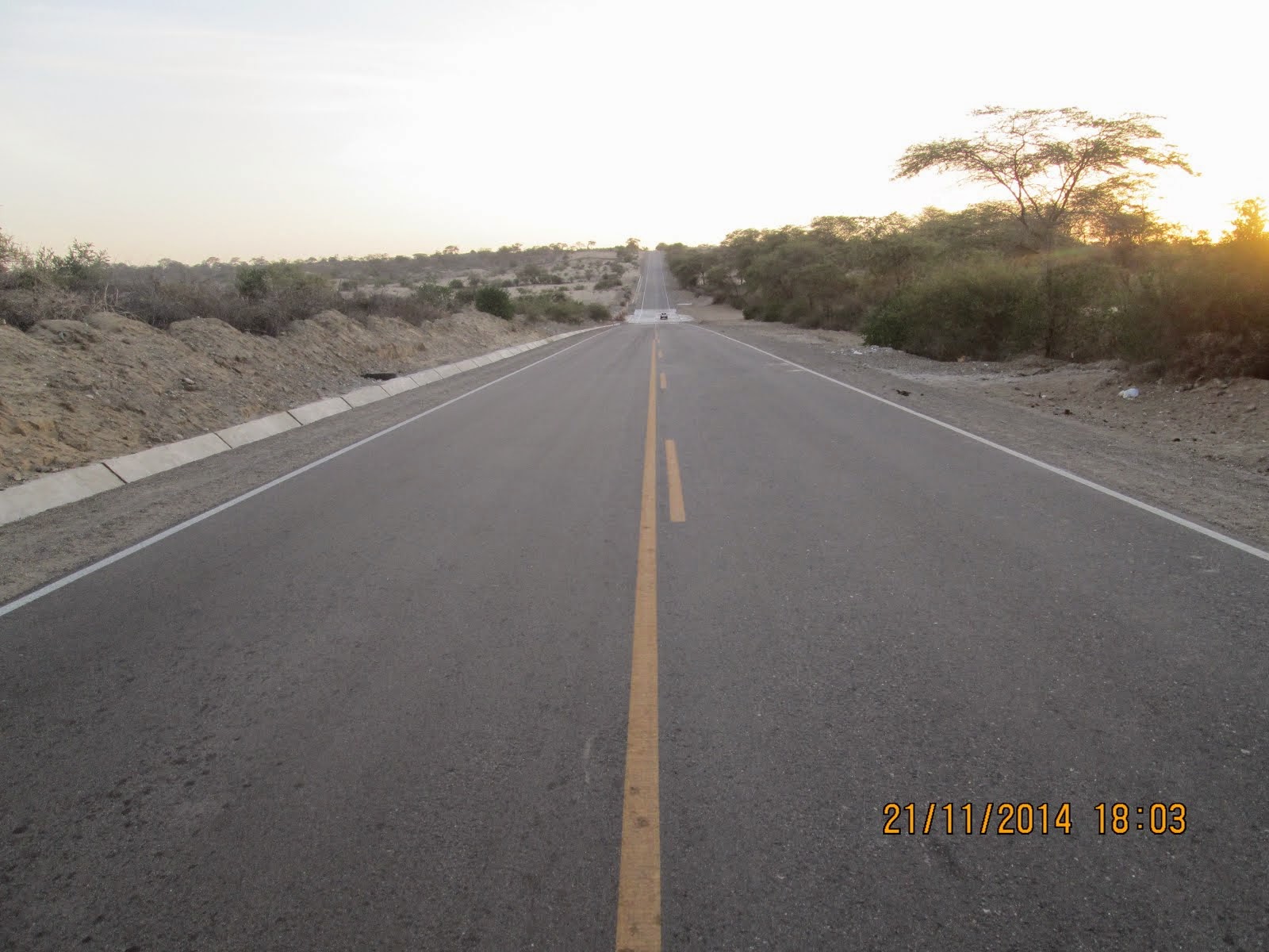 LA CARRETERA DEL KM 21 A SU PASO POR EL CASERÍO DE LOCUTO.